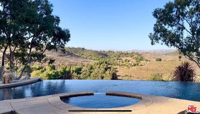 Foto del edificio - 13045 Ripple Creek Ln