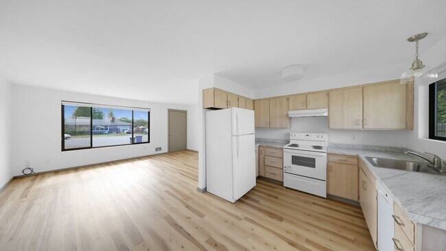 Foto del edificio - 3 Bed 1 Bath - Remodeled - Carport - NAS W...
