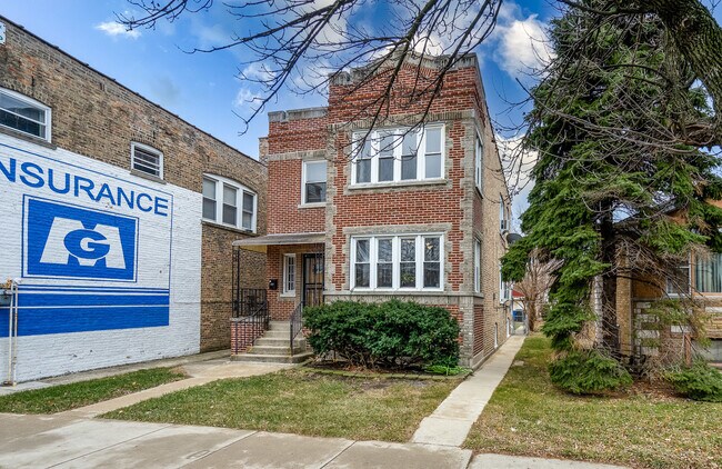 Building Photo - 5735 W Montrose Ave