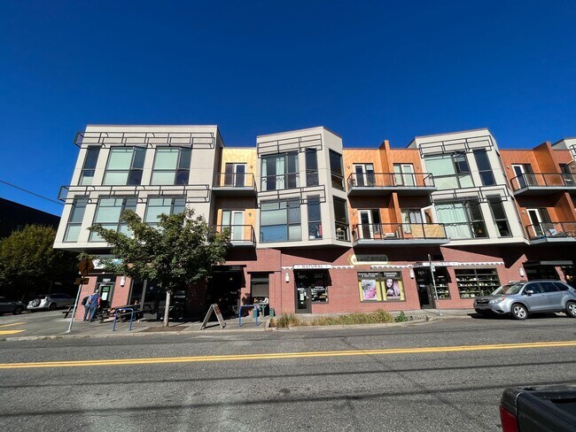 Foto del edificio - 2 Bed + 2 Bath Condo in the Belmont District Portland ~ Secured Garage Parking, Washer & Dryer in...