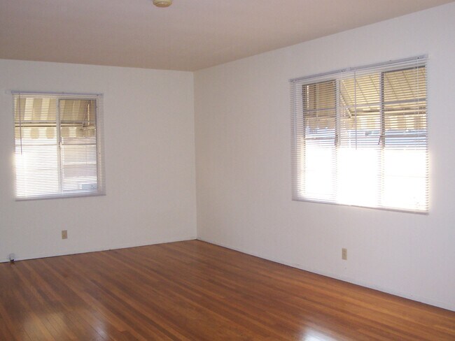 Sala de estar - 144 N Sierra Bonita Ave