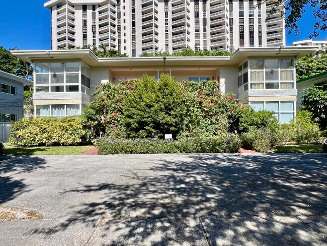 Frente del edificio - 1345 NE 105th St