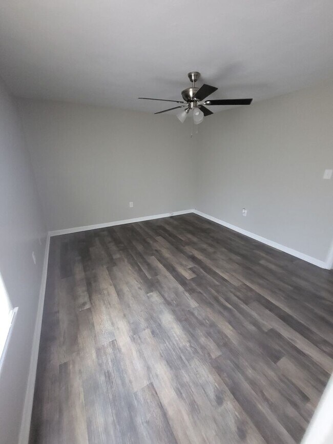 Foto del edificio - 3 bdroom 1.5 bath off Tobacco Rd