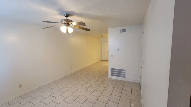 Building Photo - 2 Bedroom/ 1.5 Bath Townhouse Style Apartm...