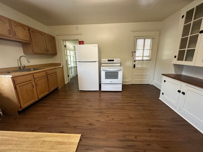 Cocina de 4,5 x 4 metros con despensa adjunta, entrada trasera a la terraza. - 21 N Braddock St