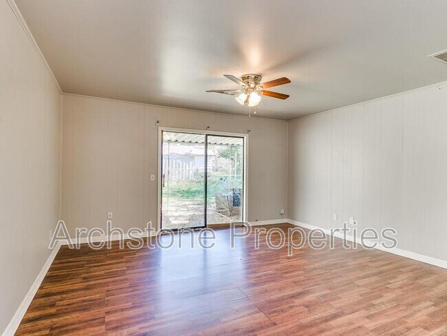 Foto del edificio - 1424 Tanglewood Dr