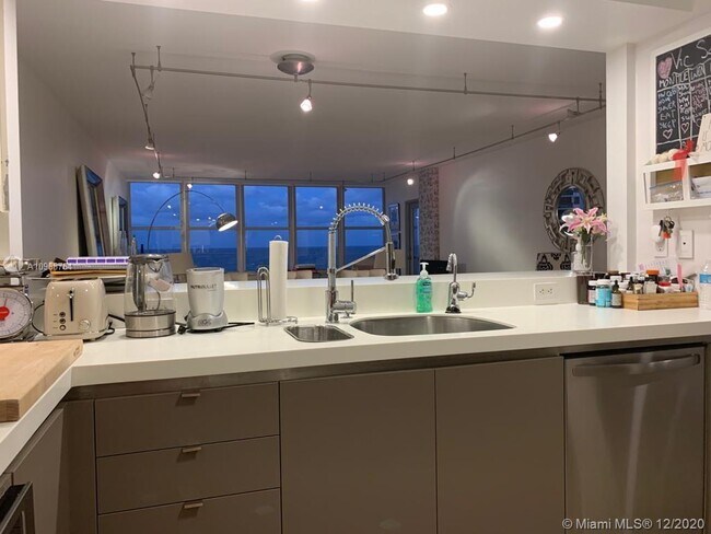 Building Photo - 5151 Collins Ave