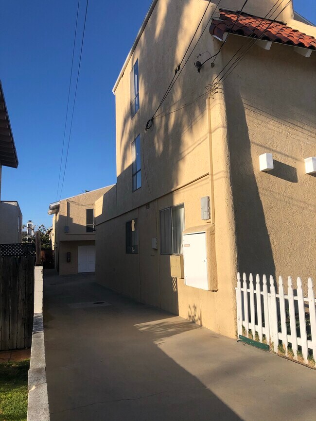 Building Photo - 1819 Marshallfield Ln
