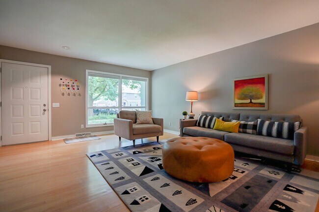 Foto del edificio - Charming West Side Single Family Home with Mid Century Modern feel