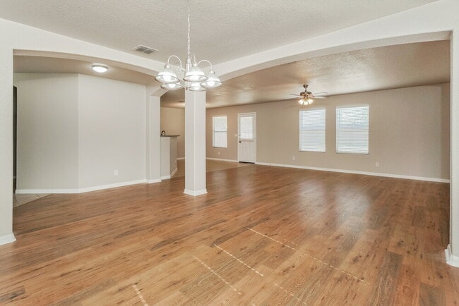 Building Photo - 10319 Royal Estate