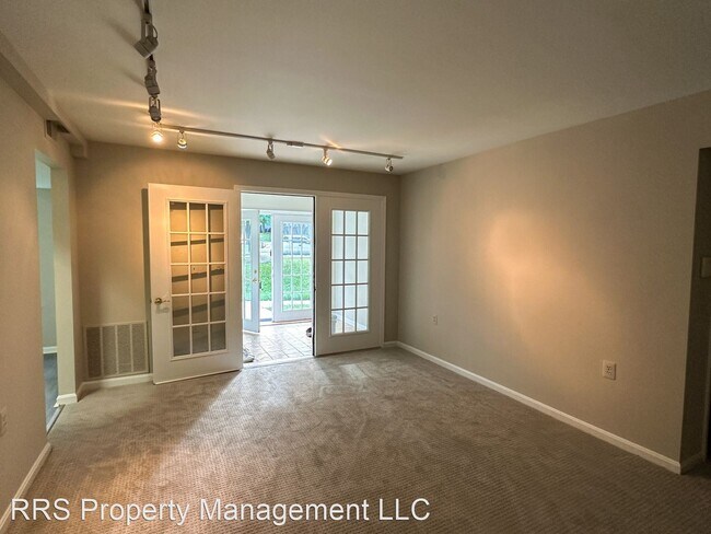 Building Photo - 2 br, 1.5 bath House - 8 Normandy Square C...