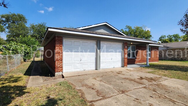 Building Photo - Gorgeous home ready for move in