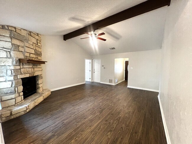 Foto del edificio - Recently Renovated 3/2 Home in South Austin with Bonus Room + Additional Storage