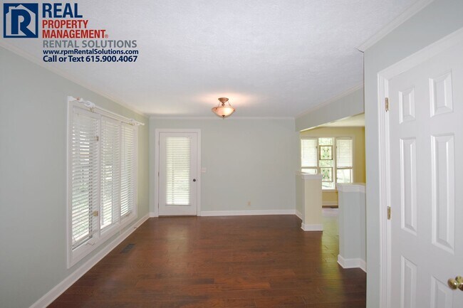 Building Photo - 3 bd 2.5 bath in Brentwood! Attached garag...