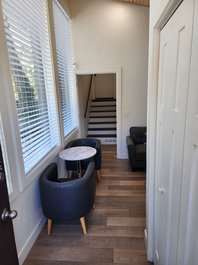 Building Photo - Newly Remodeled 1 Bedroom Apartment