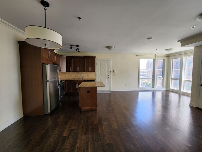Building Photo - "Must See" Open Concept 2 Bedroom Apartment