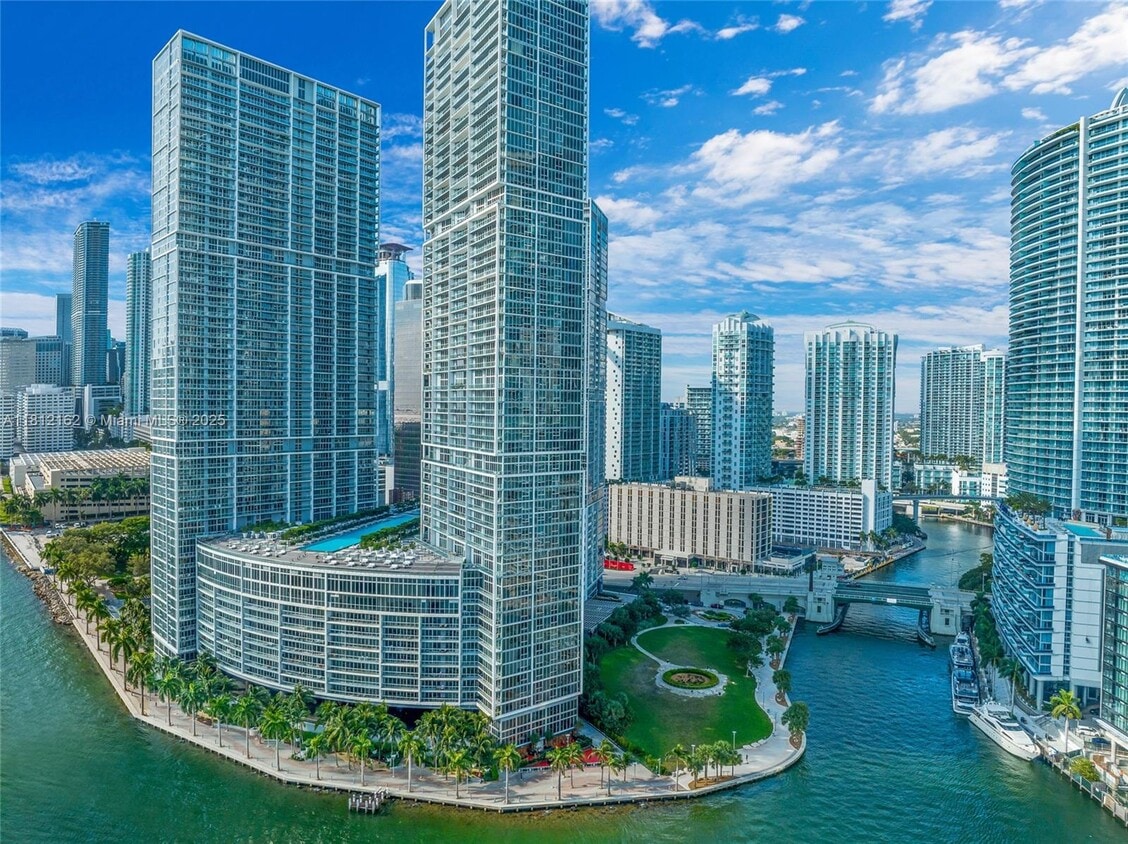 Primary Photo - 495 Brickell Ave