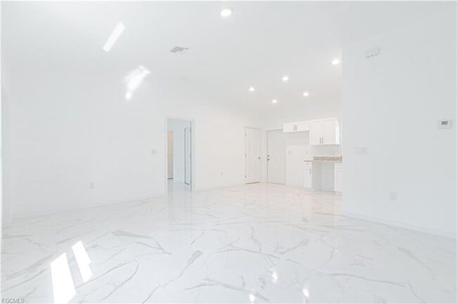 Foto del edificio - AVAILABLE NOW-TROPIC ACRES-THREE BEDROOM T...