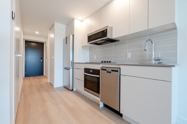 Building Photo - 1001 Rue Lucien-L'allier