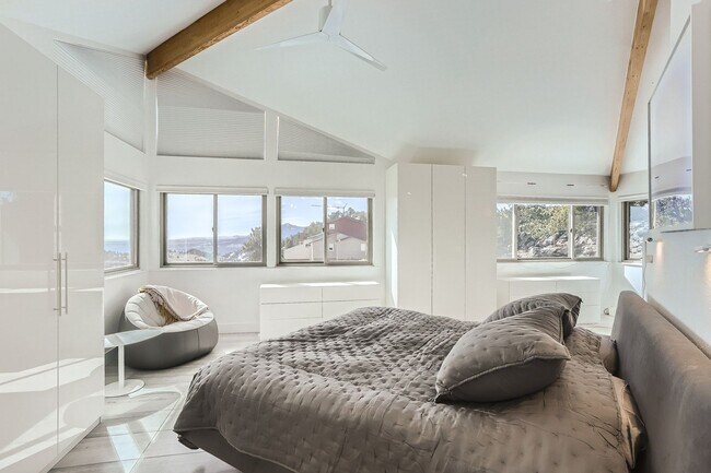 Building Photo - Stunning Views 2 BDR Home in Foothills