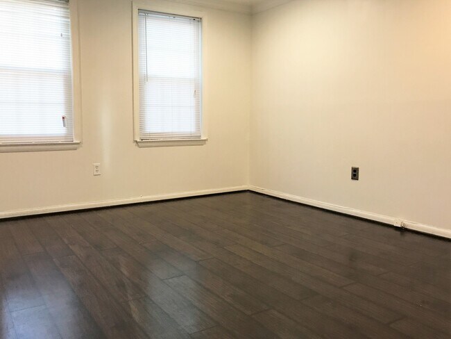Building Photo - Charming 3bd/1ba Townhome in Johnston Square!