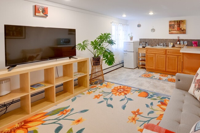 Building Photo - 1017 California Pl S