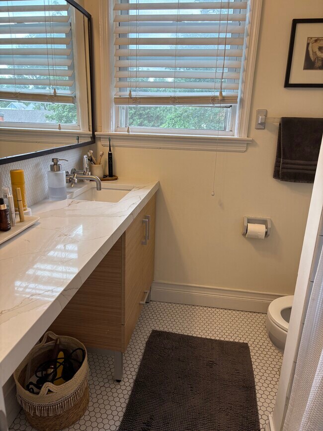 Building Photo - 211 Baldwin St