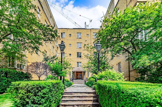 Photo du bâtiment - 150 Farnham Ave