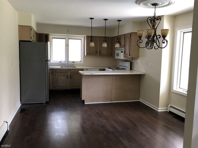 Building Photo - 3 br, 3 bath Townhome - 101 Glen Combe 101