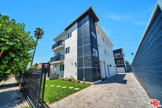 Building Photo - 957 1/2 N Ridgewood Pl