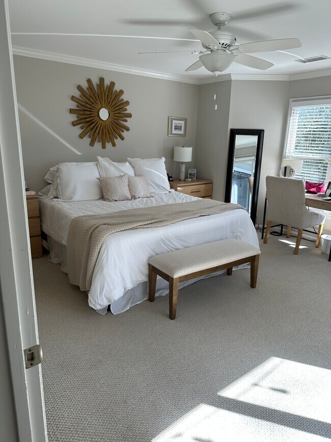Master bedroom. - 2715 Selwyn Ave