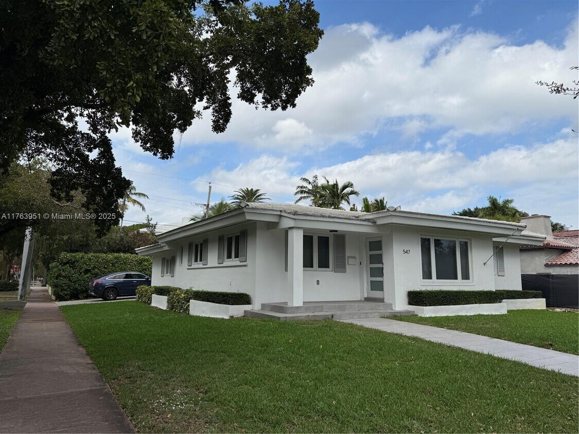 Foto principal - 547 Giralda Ave
