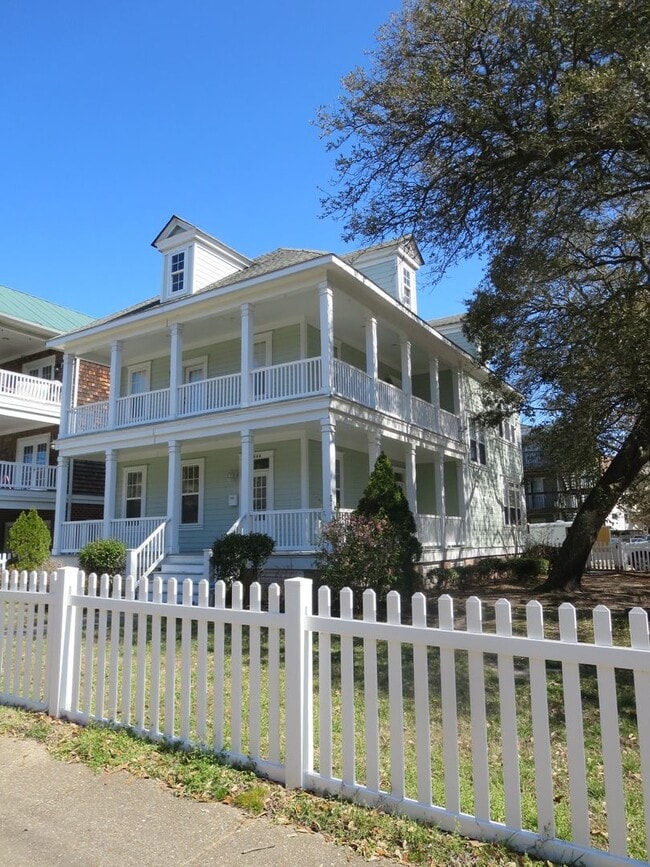 Building Photo - Willoughby Beach Home