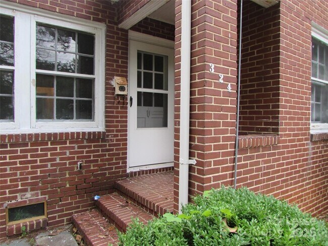 Foto del edificio - 324 W McCubbins St