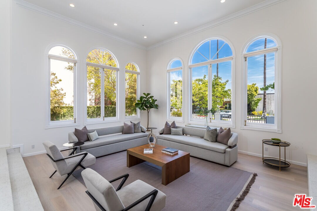 Foto principal - 107 N Doheny Dr