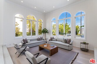 Building Photo - 107 N Doheny Dr