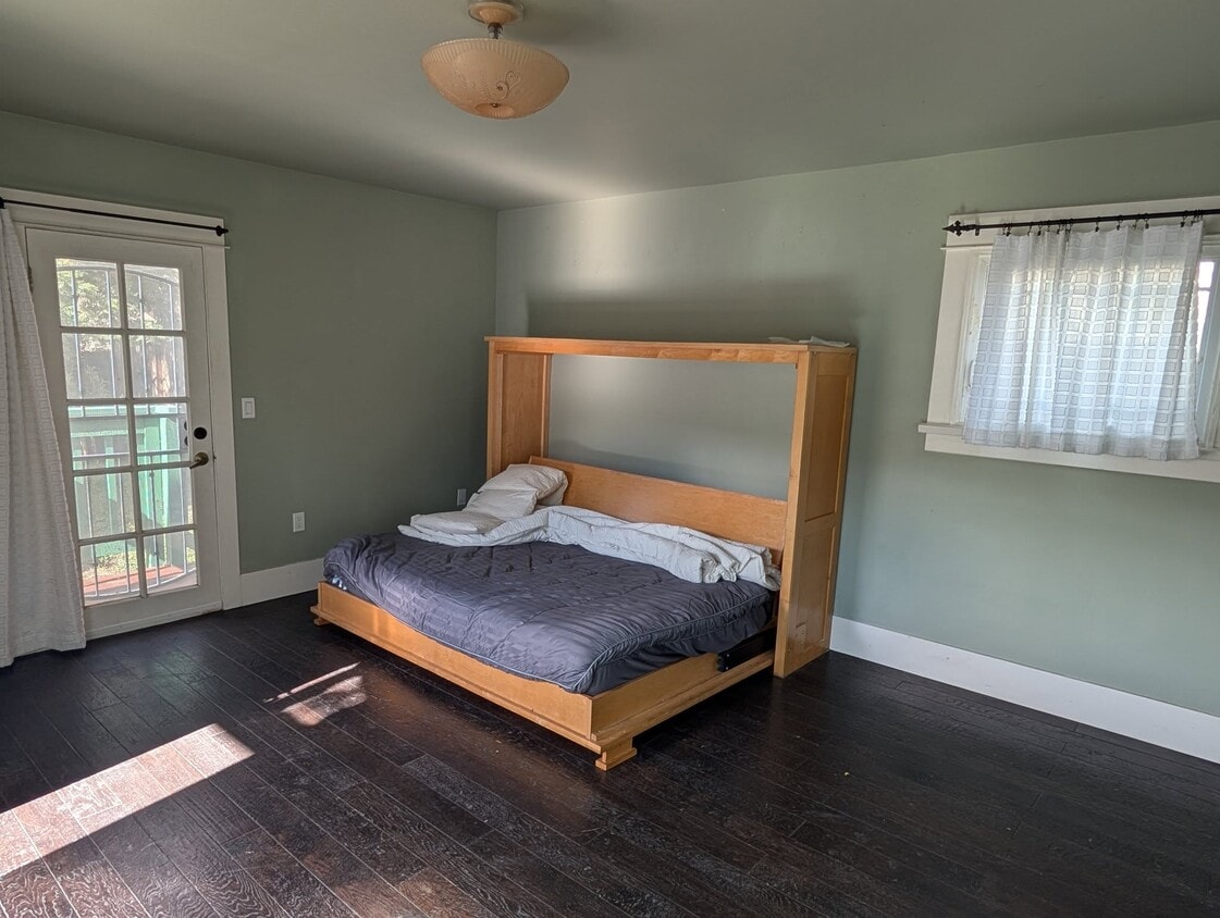 Habitación principal con cama plegable abierta - 1451 Coronado Ave