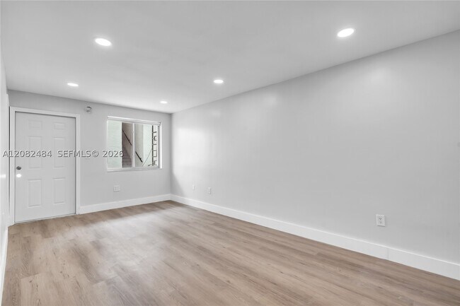 Foto del edificio - 560 NE 63rd St