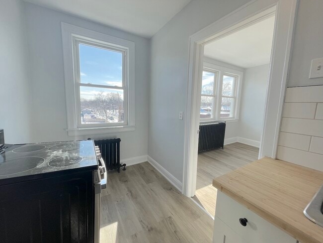 Photo du bâtiment - 74 Hanna St W