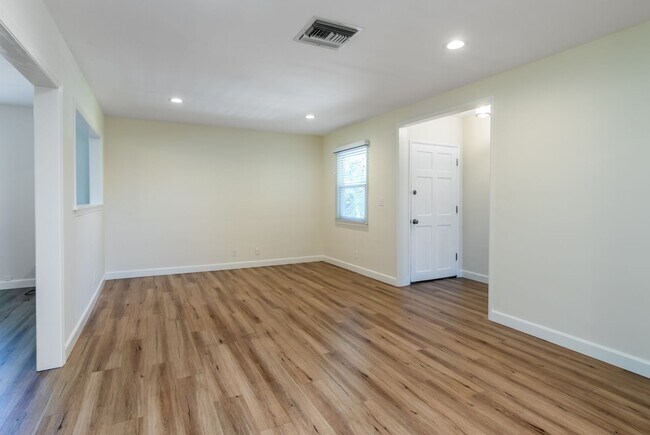 Building Photo - Charming 3 Bedroom 2 Bath home South of the Blvd