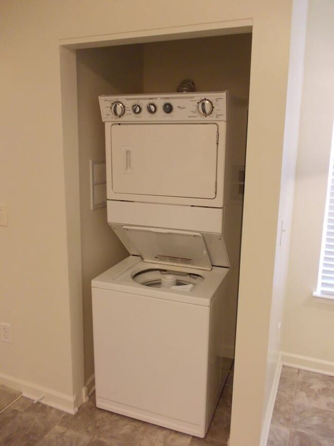 Building Photo - End Unit 2 story, 3 Bedroom Townhome near ...