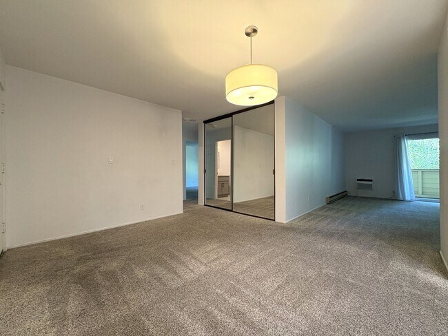 Foto del edificio - Spacious Updated 2 Bed / 2 Bath Condo with A/C, Huge Balcony & Community Pool