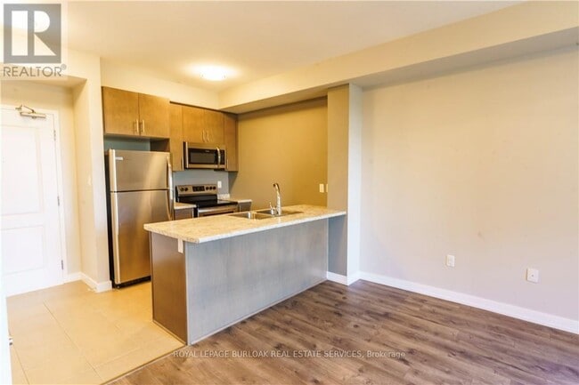 Building Photo - 101-101 Shoreview Pl