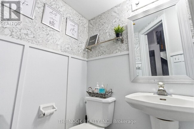 Photo du bâtiment - 119 Brownstone Crescent