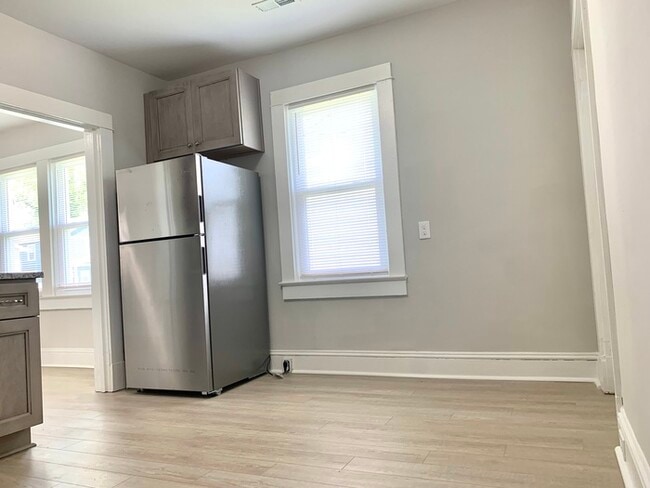 Building Photo - Two Bedroom 1 Bathroom home in Portsmouth