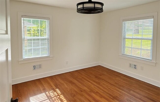 Building Photo - 3253 Beech Dr