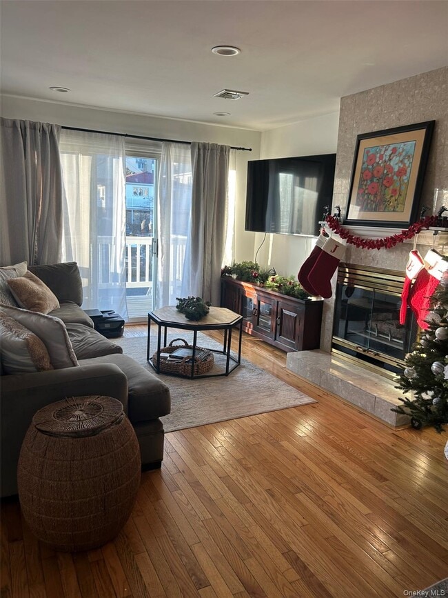 Foto del edificio - 663 E Broadway