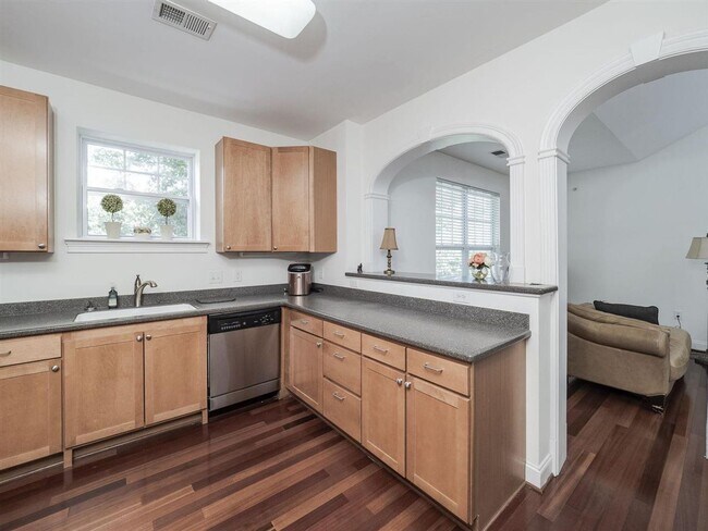 Foto del edificio - Spacious top-floor condo — 2BR/2BA with hardwood floors, electric fireplace & deposit-free move-i...