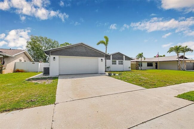 Foto del edificio - Charming 3-Bedroom Home with Large Fenced ...