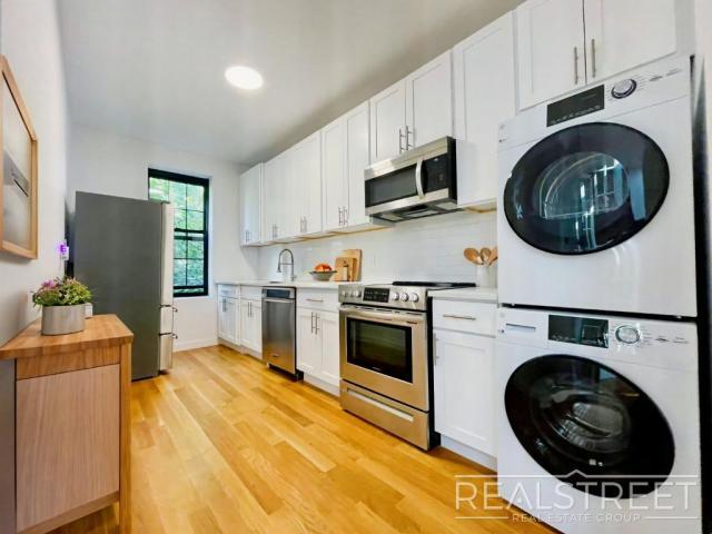 Building Photo - 3 bedroom in BROOKLYN NY 11225